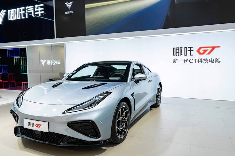 东莞130哪吒汽车在智能汽车领域的表现，领途汽车在新能源汽车市场中的影响力